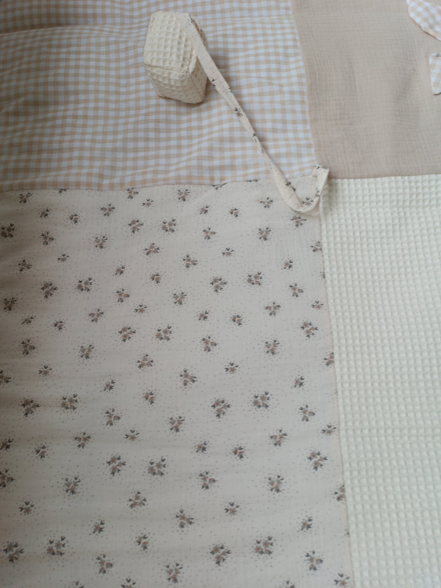 Tapis d'éveil blan cassé motif