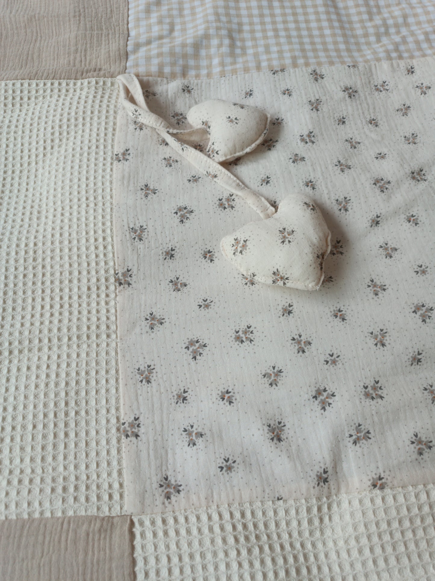 Tapis d'éveil blan cassé motif